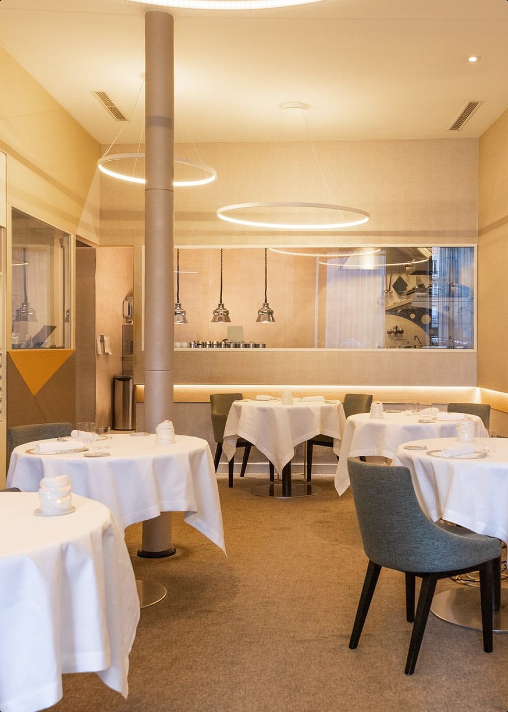 Dining room at Alliance restaurant in Paris